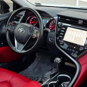 Camry Moderno con Interior Oscuro, Asientos de Cuero y Neumáticos R15 en Venta - Product Image 3
