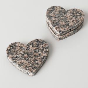 Sous-verres en marbre en forme de coeur marron de qualité supérieure Sous-verres en pierre naturelle élégants pour tables basses Salle à manger Salon Personnalisable - Product Image 2