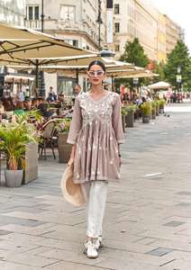 Beaux vêtements ethniques les plus tendances haute sur demande dernière rayonne lourde haut avec broderie travail femme mode exportateur - Product Image 3