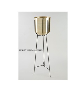 Jardinière en métal artisanale de conception premium abordable avec support compact pour les événements de cadeaux ou la décoration personnelle de l'amélioration de la maison - Product Image 1