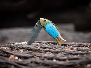 Cuchillo plegable de acero de Damasco hecho a mano único con hermoso mango de resina azul cielo, cuchillo de supervivencia, herramientas personalizables para hombres. - Product Image 4