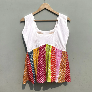 Top de algodón de trabajo a mano Lehariya multicolor con bordado y tela de punto de cuello profundo de longitud corta ahuecada - Product Image 2