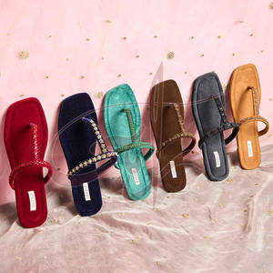 Zapatos Kolhapuri Duraderos Antideslizantes con Suela de Cuero de Alta Calidad y Parte Superior de Terciopelo, Diseño Estampado de Moda, Personalizables - Product Image 4