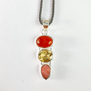 Colgante Ligero de Plata 925 con Tres Piedras y Dije Grabado Personalizable - Colección de Joyería Fina de Diseño Hecha a Mano - Product Image 1