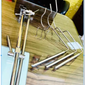 Le rétracteur hépatique laparoscopique Kara Nathanson est un outil chirurgical spécialisé, incurvé, utilisé comme forceps pour une utilisation chirurgicale. - Product Image 1