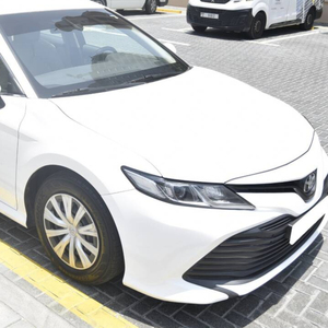 YOTA CAMRY HYBRID LE GCC AWD berline avec sièges en cuir ACC régulateur de vitesse conduite à gauche 2020 lumières LED de caméra 360 d'occasion - Product Image 1
