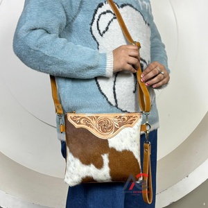 Nuevo Bolso Bandolera de Cuero Vacuno Repujado Floral 2025, Diseño de Estilo Occidental, Bolso de Mano y Hombro - Product Image 1