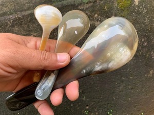 Cuillère en corne d'animal polie, authentique, artisanale et écologique - Durable, élégante et unique pour une utilisation en cuisine par Crescent Crafts - Product Image 5