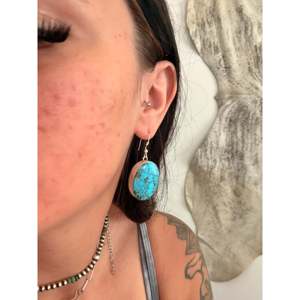 Boucles d'oreilles pendantes en turquoise égyptienne et argent sterling, faites à la main par des artisans navajo - Product Image 2