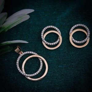 ชุดจี้ทรงกลมคลาสสิกสำหรับผู้หญิง ดีไซน์ทันสมัย ชุบทองบนสแตนเลส ประดับด้วยเพชรซิคอน - Product Image 1