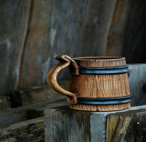 Mug en bois de chêne foncé avec détails en corde et une poignée sculptée. Robuste. Disponible à prix de gros. - Product Image 1