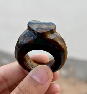 Anneau de pierres précieuses oeil de tigre en forme de coeur de conception unique sculpté à la main anneau de pierres précieuses naturelles cadeau spécial pour lui ou elle - Product Image 5