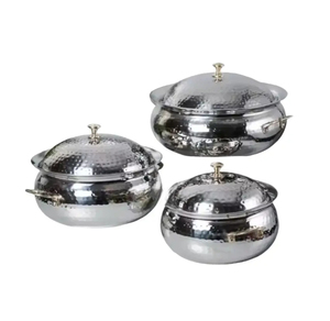 Ensemble de trois casseroles isolées en métal martelé faites à la main de conception créative pour réchauffer et servir des aliments de qualité supérieure - Product Image 1