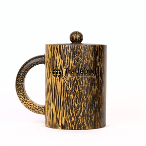 แก้วไม้ธรรมชาติทรงกว้างพร้อมหูจับในตัว ใช้ซ้ำได้ เป็นมิตรกับสิ่งแวดล้อม เหมาะสำหรับห้องครัวสไตล์เรสติกและการใช้งานกลางแจ้ง โดย Tradebyd - Product Image 2