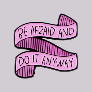 Spilla smaltata ispirazionale con scritta "Be Afraid And Do IT Anyway", spille da bavero e broche per donna, accessori di bigiotteria alla moda, regalo per amiche - Product Image 1
