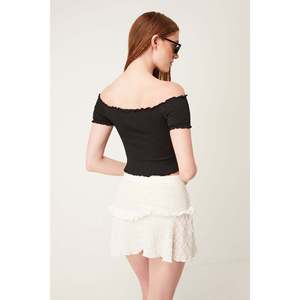 Blusa con Bordado de Margaritas en Tela Plisada - Product Image 5