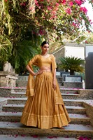 Lehenga classique coupe trapèze longueur ras du sol en soie artificielle, avec bordure en dentelle épaisse, sequins Dori et broderies de pierres, imprimé floral numérique rose clair, pour mariage