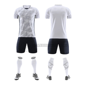 Conjunto Deportivo de Fútbol Personalizado de Alta Calidad de Secado Rápido para Adultos Unisex, Camiseta y Pantalones Cortos con Logotipo Impreso por Transferencia de Calor, 100% Poliéster - Product Image 2