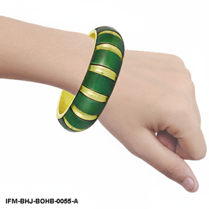 Brazalete Artesanal de Cuerno Verde y Latón con Rayas Anchas, Joyería Boho Sostenible - Product Image 2