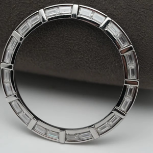 ขอบนาฬิกาข้อมือสแตนเลสสตีลทำมือสุดหรู ปรับแต่งได้ ดีไซน์เพชร ประดับด้วยหินบาแกตต์สีเขียวใส สไตล์ฮิปฮอป ให้ความรู้สึกหรูหรา - Product Image 1