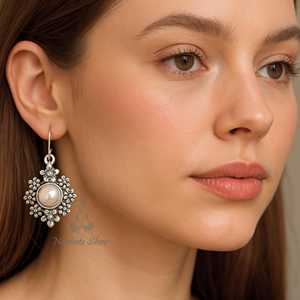 Pendientes Colgantes de Plata de Ley 925 con Perlas de Agua Dulce, Joyería Floral Hecha a Mano, Regalo de Piedra de Nacimiento de Junio, Diseño Elegante de Flor - Product Image 1