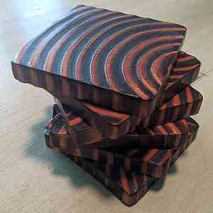 Ensemble de sous-verres en bois de noyer faits à la main, gravé sur mesure, fournisseur en vrac, décor de table de boisson durable - Product Image 3