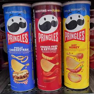 PRINGLES Papas Fritas con Sabor a Crema Agria y Cebolla y Pizza, Textura Semiblanda, 24 Meses de Caducidad, Papas Fritas para Exportación - Product Image 4