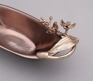 Bol ovale en métal martelé avec poignées florales argentées Plat de service et de centre de table décoratif - Product Image 3