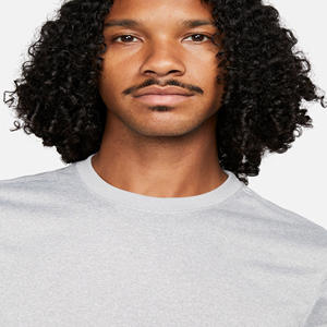 ผ้าเจอร์ซีย์ให้ความรู้สึกผ่อนคลายนุ่มและเรียบเนียนมาตรฐานพอดีกับสายคล้องคอโพลีเอสเตอร์100% Tumbled สีเทาเสื้อยืดออกกำลังกายสำหรับบุรุษ - Product Image 3