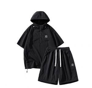 OEM/ODM verano transpirable con capucha manga corta y pantalones cortos chándal 2 piezas entrenamiento ropa deportiva Jogging chándales conjunto para hombres - Product Image 1