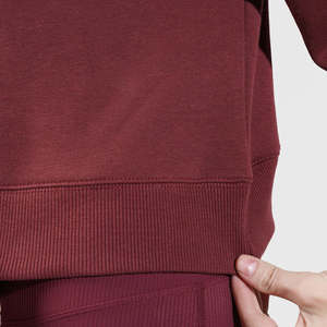 Sudadera Deportiva Borgoña con Cuello Redondo para Mujer, Corte Holgado, 77% Algodón, 23% Poliéster Reciclado, Estilo Casual, Cálida para Invierno - Product Image 3