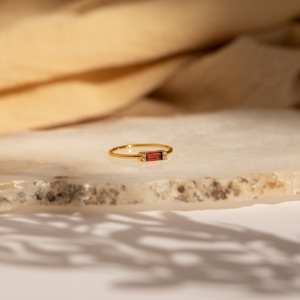 Anillo de Baguette de granate, anillo de compromiso de diamante delicado chapado en oro y plata 925, regalo de joyería de boda para novia - Product Image 4