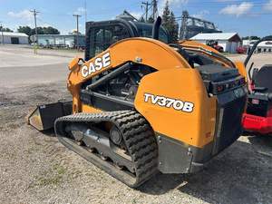 Chargeuse compacte sur chenilles CASE TV370B d'occasion 2022 pour travaux agricoles et de chantier - Product Image 1