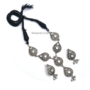 Collares de diseñador hechos a mano indios Collar de diseño de patrón de flores hermosas oxidadas de plata para mujeres para uso en festivales - Product Image 4