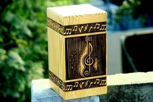 Urne funéraire en bois pour mélomanes avec gravure pour cendres humaines Cadeaux personnels Enterrement décoratif - Product Image 6