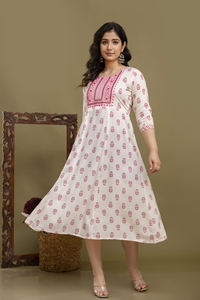 Kurta Anarkali plissé en forme de A à imprimé floral ethnique et broderie miroir, kurta Anarkali en rayonne imprimé Ikat pour femmes - Product Image 2