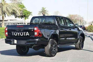 T-O-Y-O-T-A HILUX DC GR SPORT 2024 4L Diésel 4X4 Manual/Caja de Cambios, Volante a la Izquierda, Asientos de Cuero Negro, Cámara Trasera, Neumáticos R20, Xenón - Product Image 2