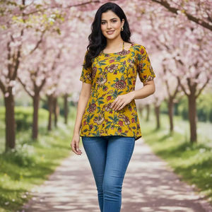 Top floral moutarde élégant avec un look décontracté en jean - Product Image 1