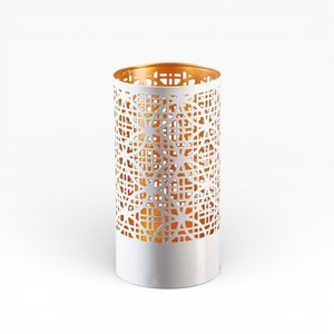 Candelabro Moderno de Metal Blanco y Dorado con Asa y Diseño de Tallado Moderno - Product Image 2