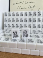 Set Mahjong Seni Garis Gadis Bunga Putih Gading Premium dengan Pola Gadis Artistik untuk Hadiah Liburan Khusus