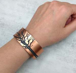 Brazalete de cobre hecho a mano Diseño de árbol por ARTISAN CRAFT Painted Technique - Product Image 6