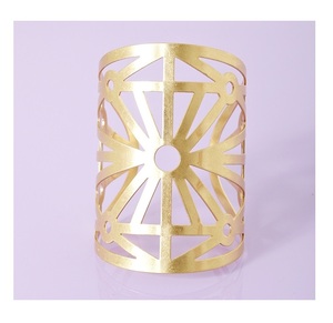 กำไลข้อมือสีทองด้านกว้างพิเศษสำหรับผู้หญิงตะขอฤดูใบไม้ผลิแบบมินิมอลกับลวดลายเรขาคณิตสำหรับงานแต่งงานหรือปาร์ตี้ - Product Image 3