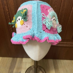 Gorro de Ganchillo Hecho a Mano Personalizado de Última Moda 2025 para Mujer, para Uso Diario, Viajes al Aire Libre y Casual - Product Image 1