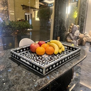 Plateau de service rond en os incrusté artisanal de luxe avec motif floral noir et blanc complexe, table basse décorative - Product Image 4