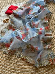 Sari de seda pakistaní de diseño con estampado floral y bordado para bodas y fiestas - Product Image 3