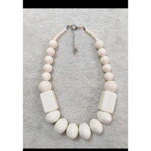 Collier pendentif en résine élégant le plus vendu pour les accessoires de mariage, les tenues de festival, disponible à prix réduit - Product Image 2