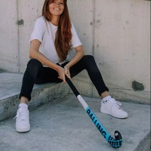 Palo de Hockey sobre Césped de Fibra de Carbono de Calidad Original al por Mayor, Tamaños Personalizables, Diseño de Arco Bajo para Jóvenes y Niños al Aire Libre - Product Image 1