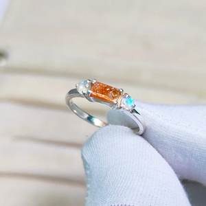 Diseño clásico Plata de Ley 925 Anillo de boda de compromiso de corte Baguette para mujer Piedra solar dorada Piedra lunar para fiestas de bodas - Product Image 1