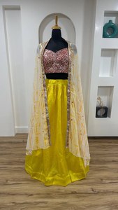 Lehenga en soie flammée Kasturi d'inspiration rajasthani avec chemisier feuille de travail miroir et travail du fil/Georgette koti avec imprimé Shibori - Product Image 3
