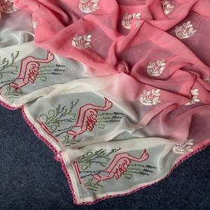 Sari VASTRA COTTAGE Premium de Georgette con Estampado de Color en Toda la Superficie, Borde de Encaje Bordado, Bordado de Cisne y Blusa Combinada - Product Image 2